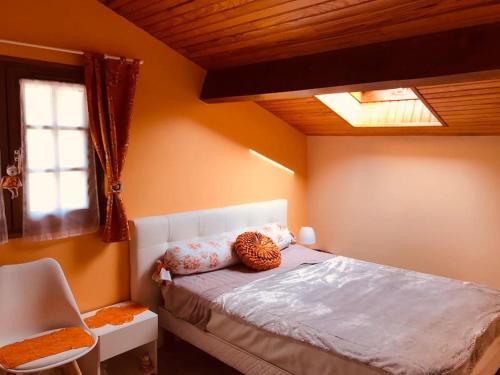 une chambre avec un lit dans une pièce avec une fenêtre dans l'établissement Maison Villa Bassin Arcachon 170m2 avec piscine, à Gujan-Mestras