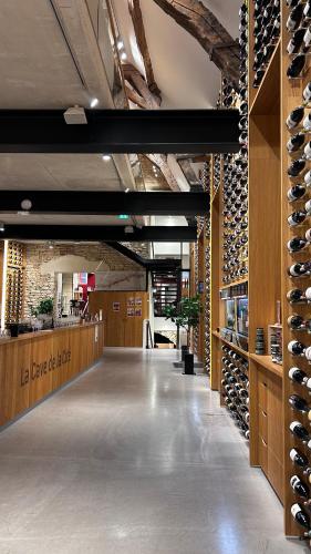 - une cave à vin avec un bouquet de bouteilles de vin dans l'établissement Berbisey 3, à Dijon