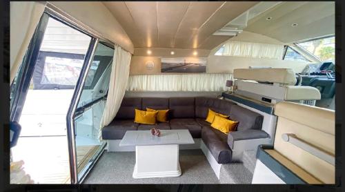 ein Wohnzimmer in einem Wohnwagen mit einem Sofa und einem Tisch in der Unterkunft Beautiful and magnific yacht in Lissabon