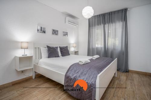 Un dormitorio con una cama grande y una ventana en #002 Apartment in the center of the City en Albufeira