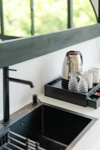 White Palm Hotel Uluwatu Baliにあるコーヒーまたはお茶