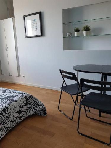 una camera con tavolo, sedie, tavolo e letto di Private room in an apartment of 3 rooms a Tolone