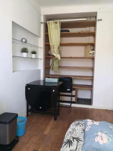 um quarto com uma cama, uma secretária e um closet em Private room in an apartment of 3 rooms em Toulon