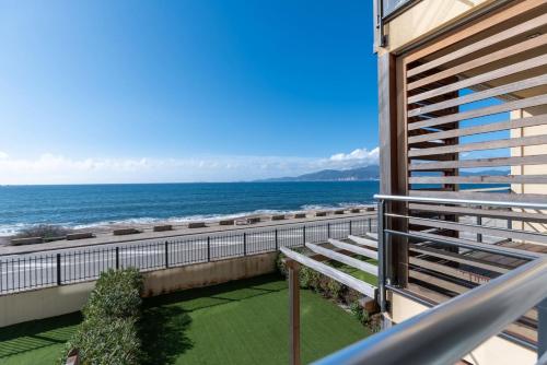 un balcon avec vue sur l'océan dans l'établissement Agosta: Terrace with sea view - Luxury flat | By Airnest, à Albitreccia