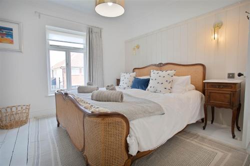 Postel nebo postele na pokoji v ubytování Kirrin Cottage- Sheringham -Crabpot Cottages