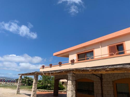 een gebouw met een balkon erboven bij Case sul mare in Palau