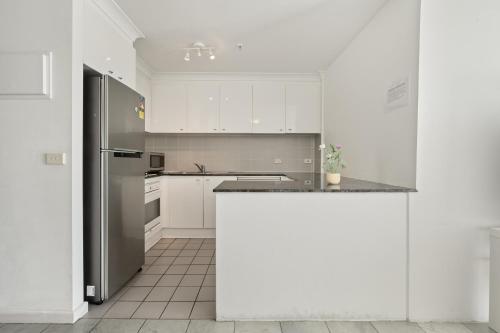 Kuchyň nebo kuchyňský kout v ubytování Dana-Ensuite in Central Shared Duplex Apartment
