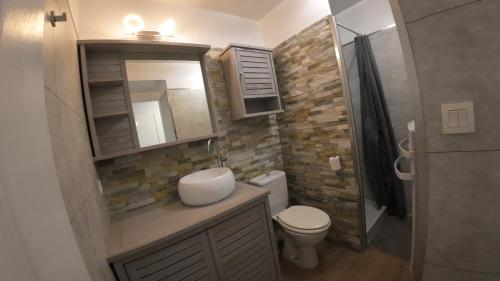 Photo de la galerie de l'établissement Studio de 25m2 + terrasse de 14m2+garage privatif, à La Ciotat