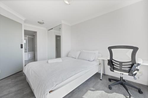 1 dormitorio con cama, escritorio y silla en Spacious Ensuite Room in a City Centre Duplex Apartment-2 en Canberra