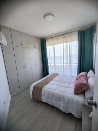 Ένα ή περισσότερα κρεβάτια σε δωμάτιο στο Sunorama Beach Garden - Seaview