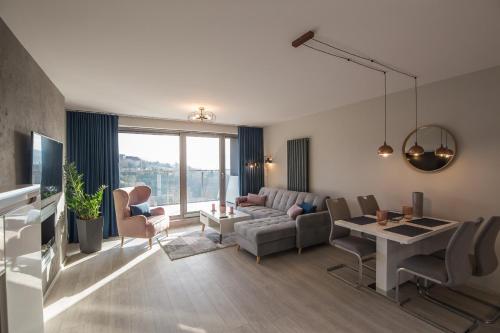 Posezení v ubytování Bukowa Apartment with Parking and Mountain View in Wisła by Noclegi Renters