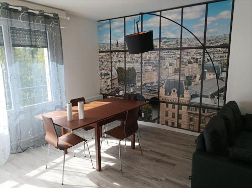 - une table à manger avec vue sur la ville dans l'établissement Sublime appartement au coeur de la Défense, à Courbevoie