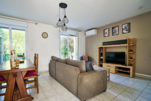 Maison climatisée, jardin , et parking privatif proche centre ville