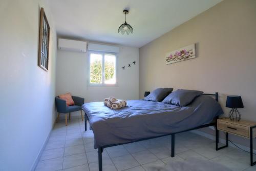 - une chambre avec un lit doté d'une citrouille dans l'établissement Maison climatisée, jardin , et parking privatif proche centre ville, à Avignon