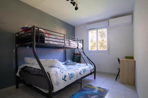 Maison climatisée, jardin , et parking privatif proche centre ville