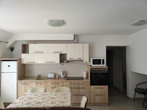 Kuchyň nebo kuchyňský kout v ubytování Hegin Szigeti Apartman