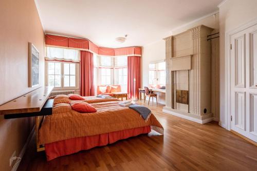 a bedroom with a large bed and a desk at Juhlatalo Johtola in Rauma