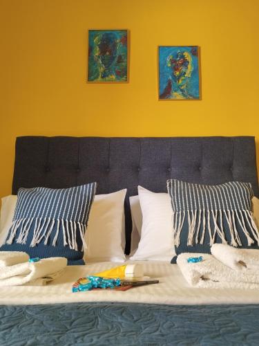 Una cama con dos almohadas azules y blancas. en ISLAND TIME en Chios