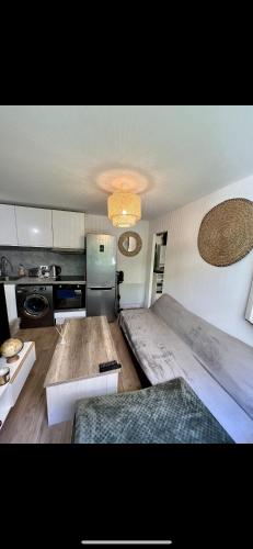 une chambre avec deux lits et une cuisine dans l'établissement Appartement 2 pièces Fabron, à Nice