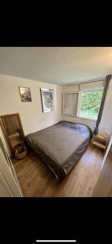 une chambre avec un lit dans une pièce avec deux fenêtres dans l'établissement Appartement 2 pièces Fabron, à Nice