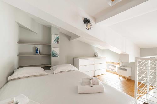 Postel nebo postele na pokoji v ubytování Magnificent Duplex - rue Meynadier Cannes Center - 1BR4p