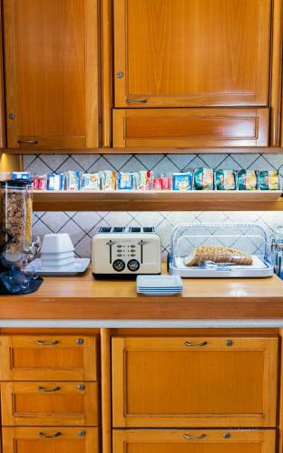 a kitchen counter with a toaster on a counter top at B&B degli Artisti in Palmi