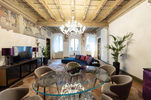 un soggiorno con tavolo e sedie in vetro di Palazzo Reggiani - Maria Callas a Verona