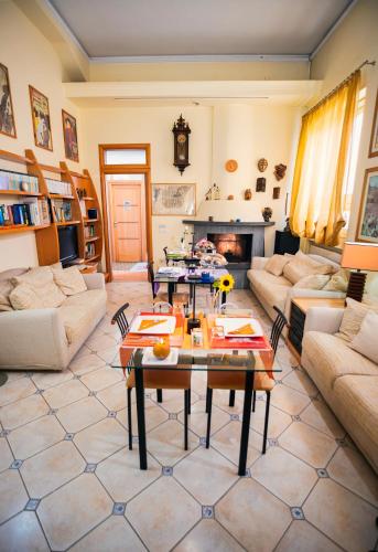 a living room with two couches and a table at B&B degli Artisti in Palmi