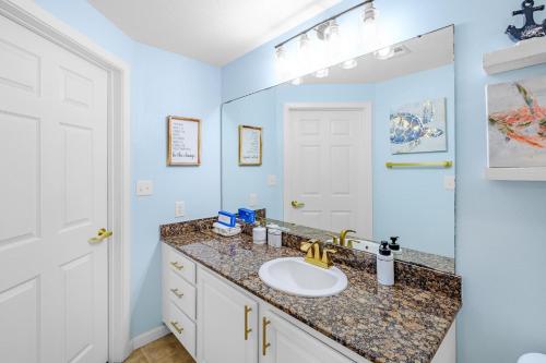 een badkamer met een wastafel en een spiegel bij Legacy I 902 in Gulfport