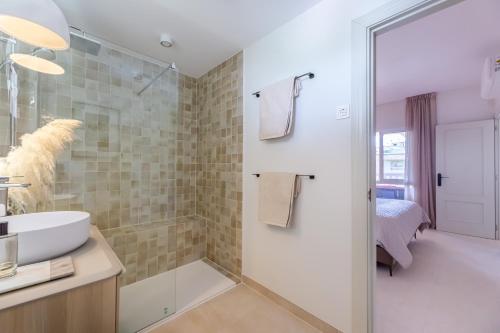 Ένα μπάνιο στο Reserva del Higueron 3 bedroom apartment Lola