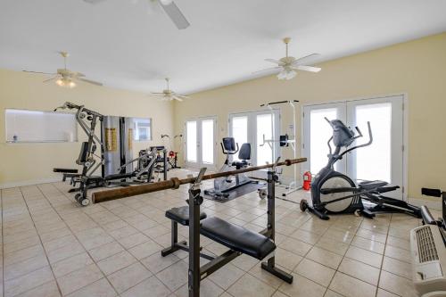 um ginásio com passadeiras e bicicletas de exercício numa sala em Oak Shores 130 em Biloxi
