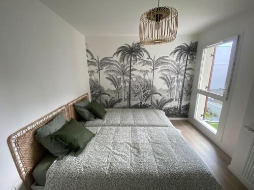 une chambre avec un lit et un lustre dans l'établissement Appartement - Visitez Paris, à Aubervilliers