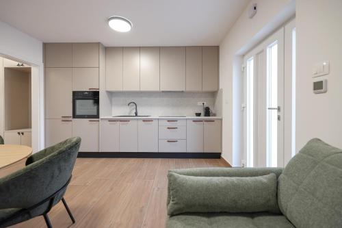 Royal Oak Apartment With Private Parking