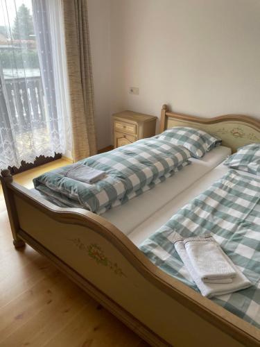 A bed or beds in a room at Landgasthaus zum Lammersdorferhof