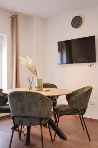 Royal Oak Apartment With Private Parking