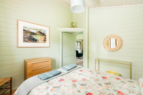 1 dormitorio con 1 cama y una foto en la pared en Iris Lodge, with cosy Log Burner, 