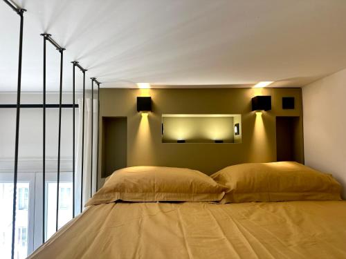 une chambre avec deux lits et un miroir au mur dans l'établissement Superbe studio centre Ajaccio, à Ajaccio