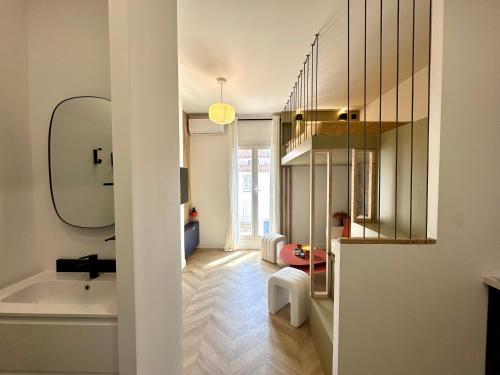 une salle de bain avec une baignoire et un lavabo dans l'établissement Superbe studio centre Ajaccio, à Ajaccio