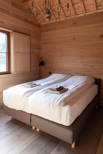 Una cama o camas en una habitación de Cabane Happiness