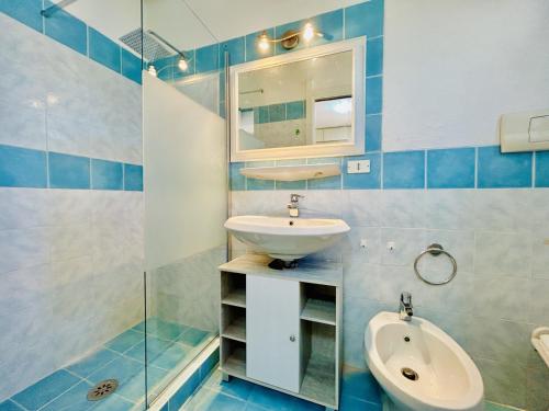 y baño con lavabo y aseo. en Casette Belvedere, en Baja Sardinia
