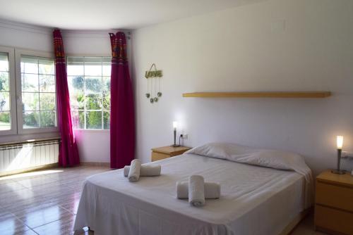 En eller flere senge i et værelse på Anacasa Villa Montgo Perelloner CH4316