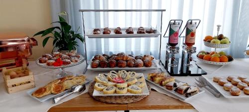 een tafel met veel verschillende soorten gebak en desserts bij Hotel Brotas in Rimini