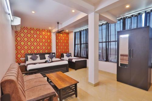een woonkamer met een bank en een tafel bij Divine Glory Hotel in Lucknow