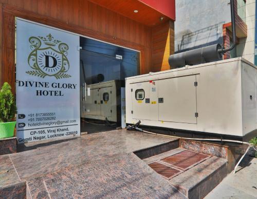 een bord voor een duikgroevehotel dat buiten een gebouw staat bij Divine Glory Hotel in Lucknow