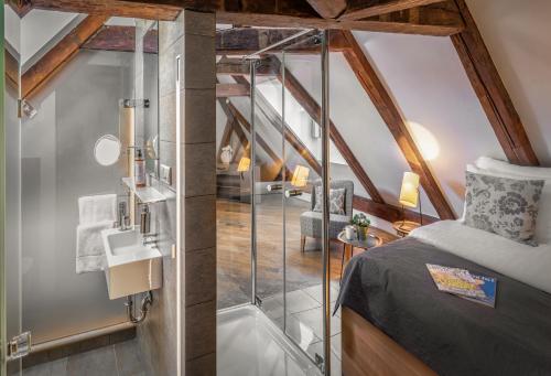 um quarto com um chuveiro e uma cama num quarto em 3 Epoques Apartments by Adrez em Praga