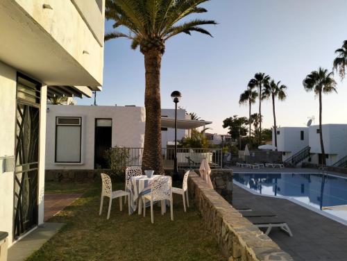Apartamento con jardín y piscina