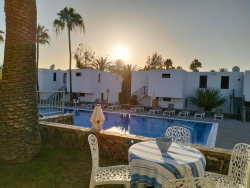 Apartamento con jardín y piscina