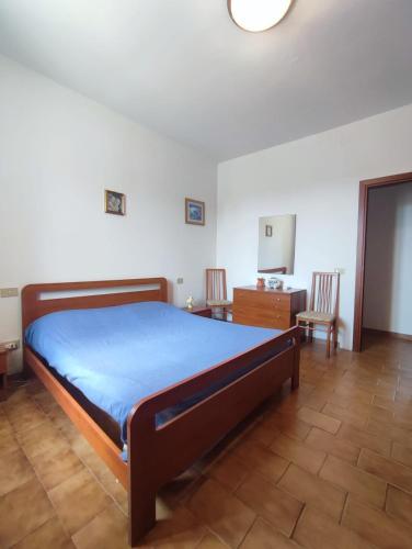 - une chambre avec un lit, une table et des chaises dans l'établissement Balestrate holiday home 70 Mq, à Balestrate