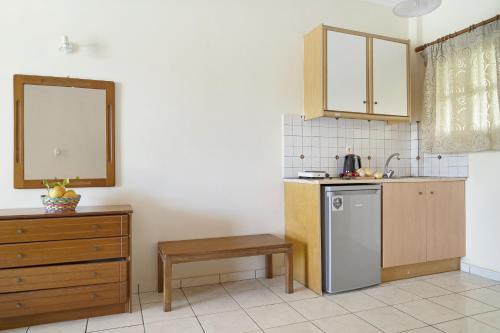 蒂錫利維的住宿－Sandy Maria studio 204，一个带水槽和洗碗机的厨房