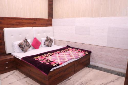 アグラにあるHotel Agarwal palaceのベッドルーム1室(花の飾られたベッド1台付)